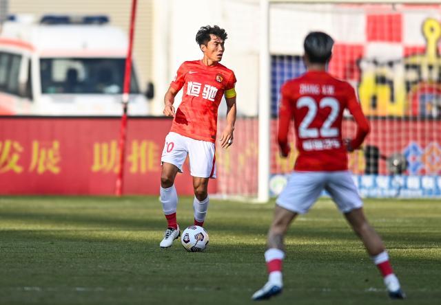 开云APP-两进两出三年六次变身 郑智是广州队唯一答案？