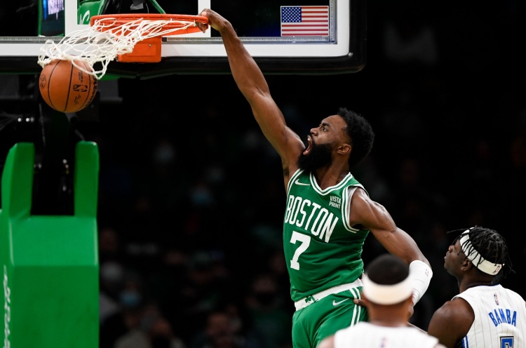 开云体育下载-解说：从得分手到球队领袖 杰伦·布朗还需学习 得串联好球队